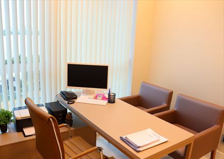 Razilly - Cirurgia Plstica e Neurologia - Figura 1. Sir Harold Gillies ( direita, sentado) na sala cirrgica, Queen's Hospital, Sidcup (Cedida por Dr. Andrew Bamji, Gillies Archivist, BAPRAS).